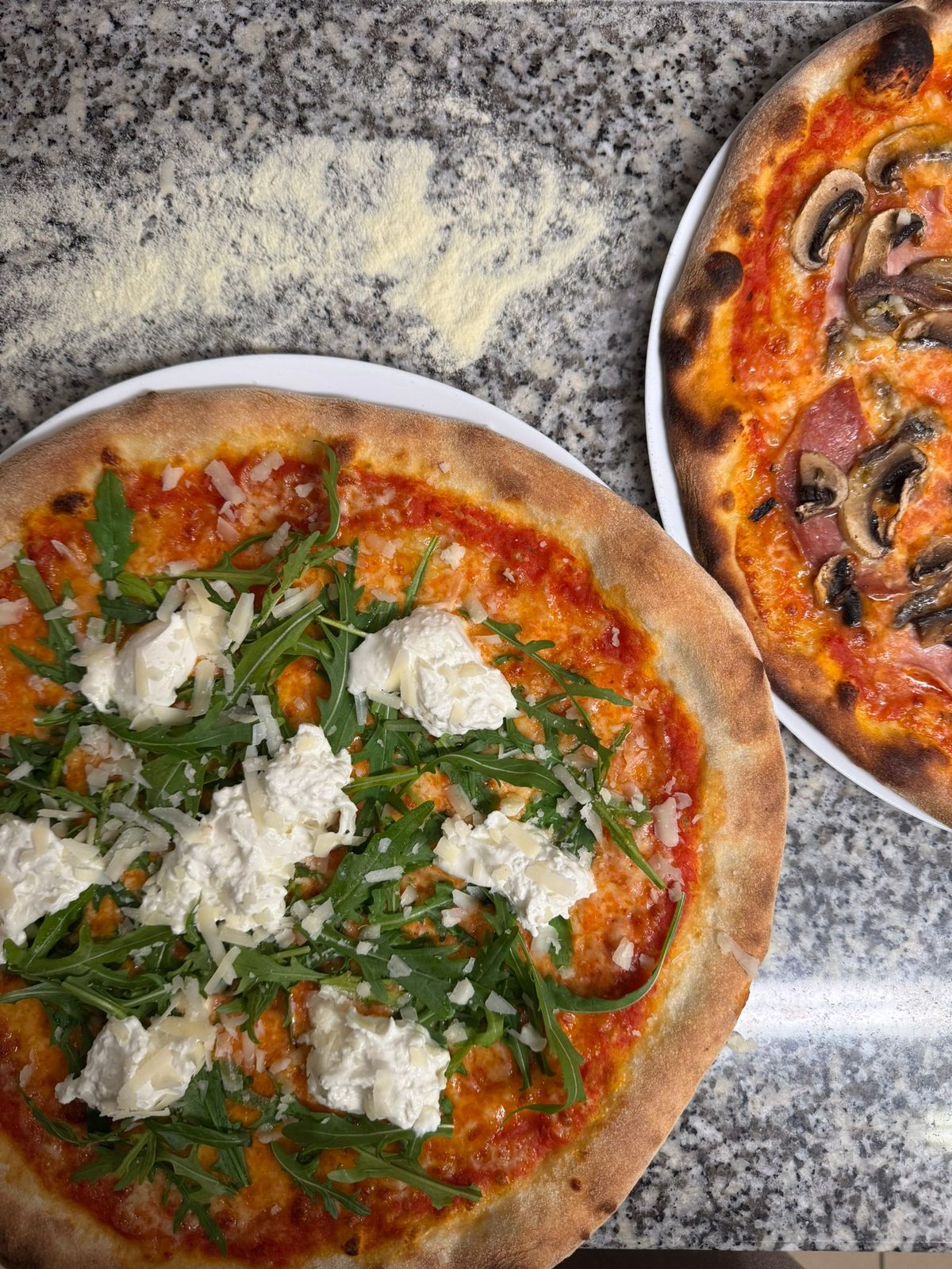 Pizza Burrata mit Rucola und Parmesan