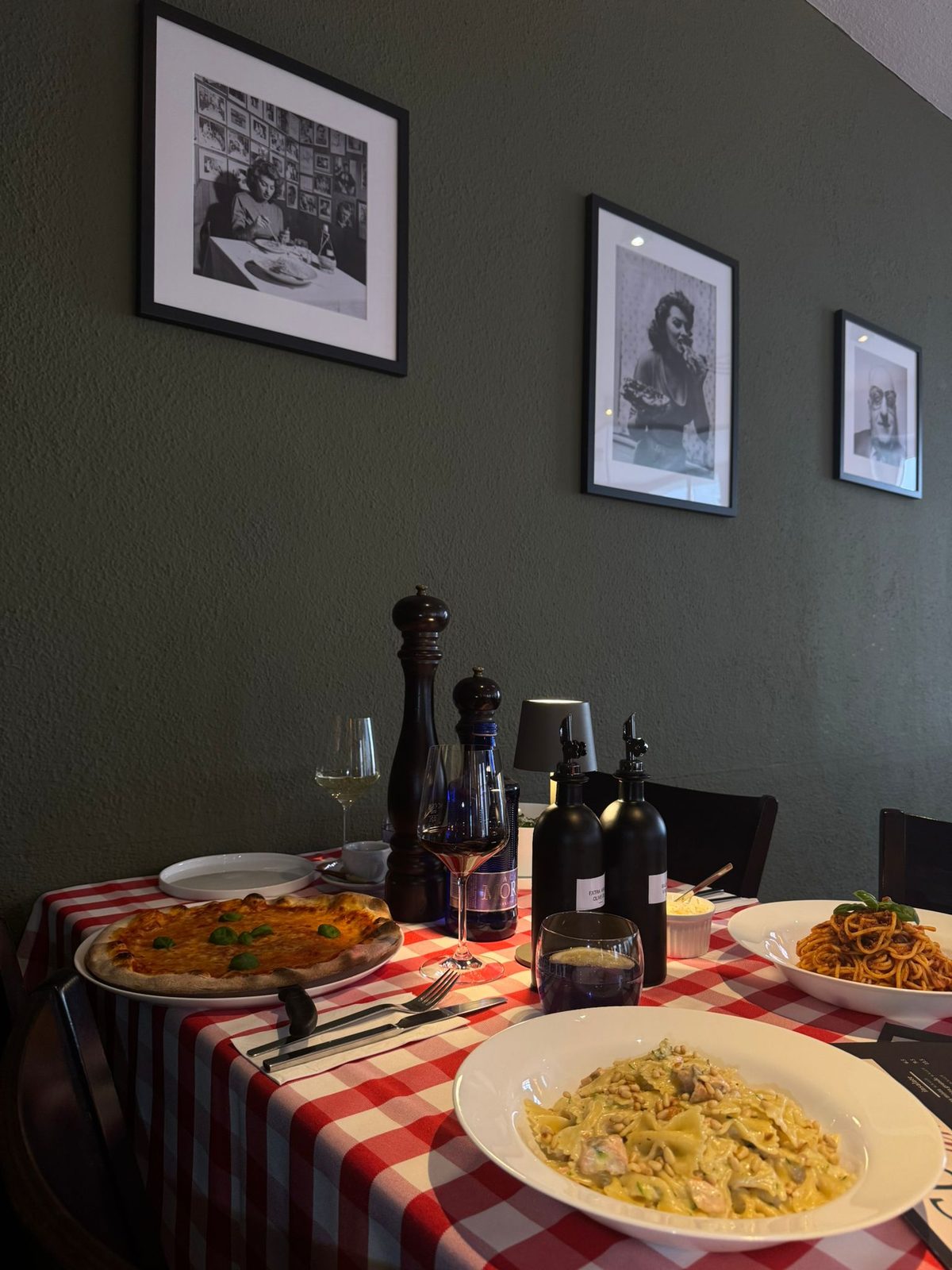 Gedeckter Tisch mit Pizza Margherita, Spaghetti und Farfalle Salmone